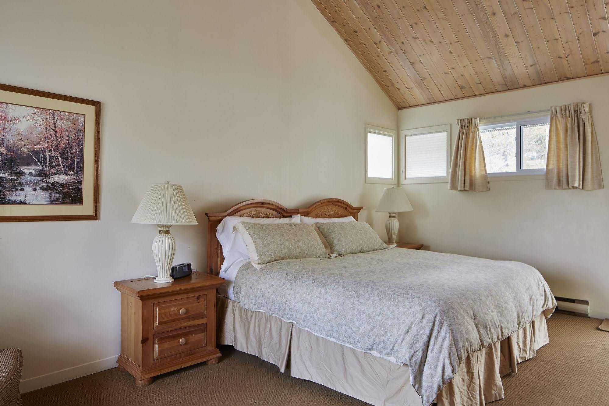 Sir Sam'S Inn & Spa (Adults Only) Haliburton Exteriör bild